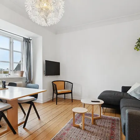 2br Naer Centrum & Togstation Apartmán